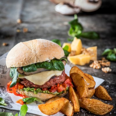 Burger-O-Bello avec pesto, cresson, fromage de Bruges et portobello